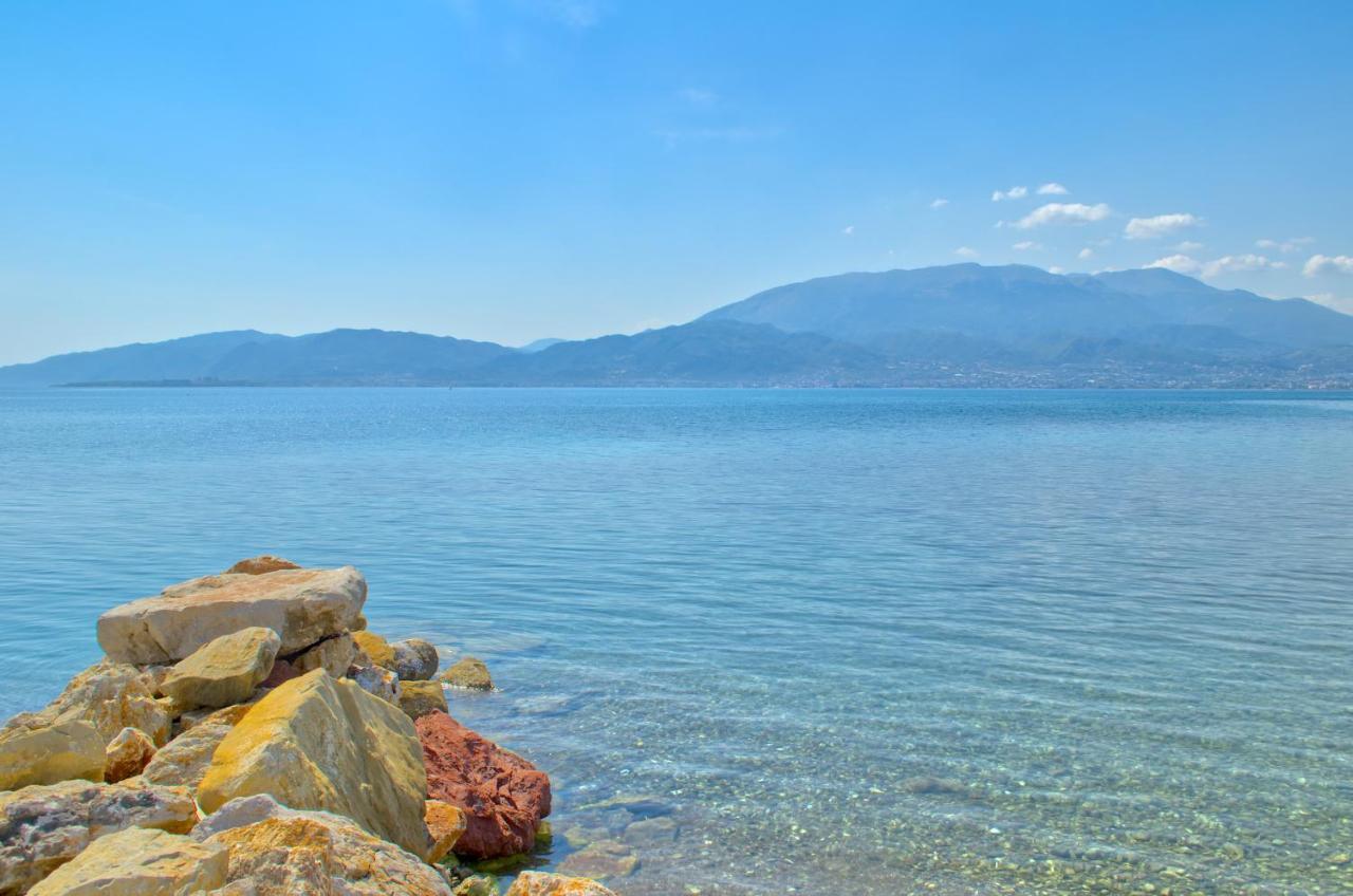 Epipleon Luxury Suites -106- Δωμάτιο 40Τμ Με Βεράντα 45Τμ Μπροστά Στην Θάλασσα Nafpaktos Bagian luar foto